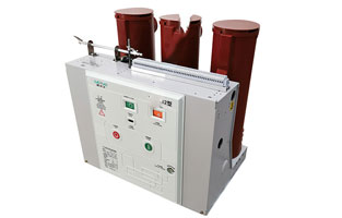 vs1戶內(nèi)真空斷路器具備滅弧電壓低、滅弧能力強(qiáng)、分?jǐn)嗨俣瓤臁㈤_斷容量大、使用期長(zhǎng)、適應(yīng)頻繁操作等特性，在供電系統(tǒng)中逐漸替代了其他類型開關(guān)，獲得了普遍的運(yùn)用。但真空斷路器在開斷過程中會(huì)形成過電壓，若在運(yùn)作中錯(cuò)誤操作，也會(huì)導(dǎo)致斷路器發(fā)生爆炸等事故，給生產(chǎn)安全帶來重大影響。因而需根據(jù)過電壓的類型采取相應(yīng)的措施，以降低過電壓的形成和減少過電壓的數(shù)值，除真空斷路器生產(chǎn)制造工藝層面的問題外，能夠加裝保護(hù)器以更改負(fù)荷參數(shù)，進(jìn)而達(dá)到目地。
